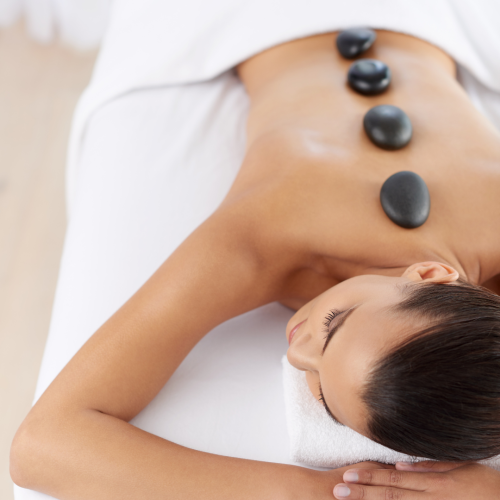 مساج الأحجار الساخنة